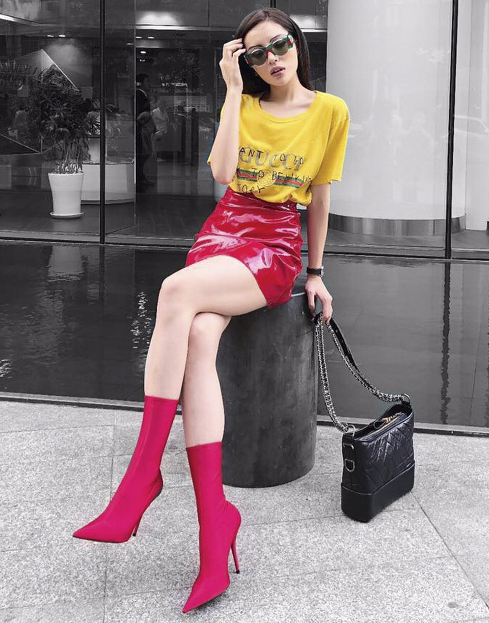 Angela Phương Trinh, Lan Ngọc hoá "thảm họa thời trang"; Minh Tú diện mốt không nội y - 2 Kỳ Duyên “thống trị” mảng street style tuần qua với cây hàng hiệu màu sắc. Hoa hậu Việt Nam 2014 diện áo phông đơn giản, kết hợp cùng váy da và đặc biệt là đôi bốt cao cổ màu hồng đậm “chất chơi” không lẫn vào đâu được.