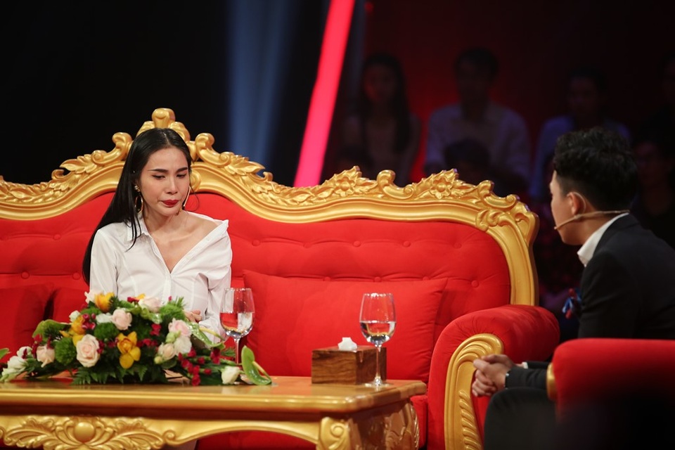 Thuỷ Tiên tiết lộ chuyện tình "sóng gió" với Công Vinh - 2 Nữ ca sĩ “nghẹn ngào” khi nhớ lại thời điểm ấy, cô bị xem như là “tội đồ” mang đến xui xẻo cho Công Vinh.