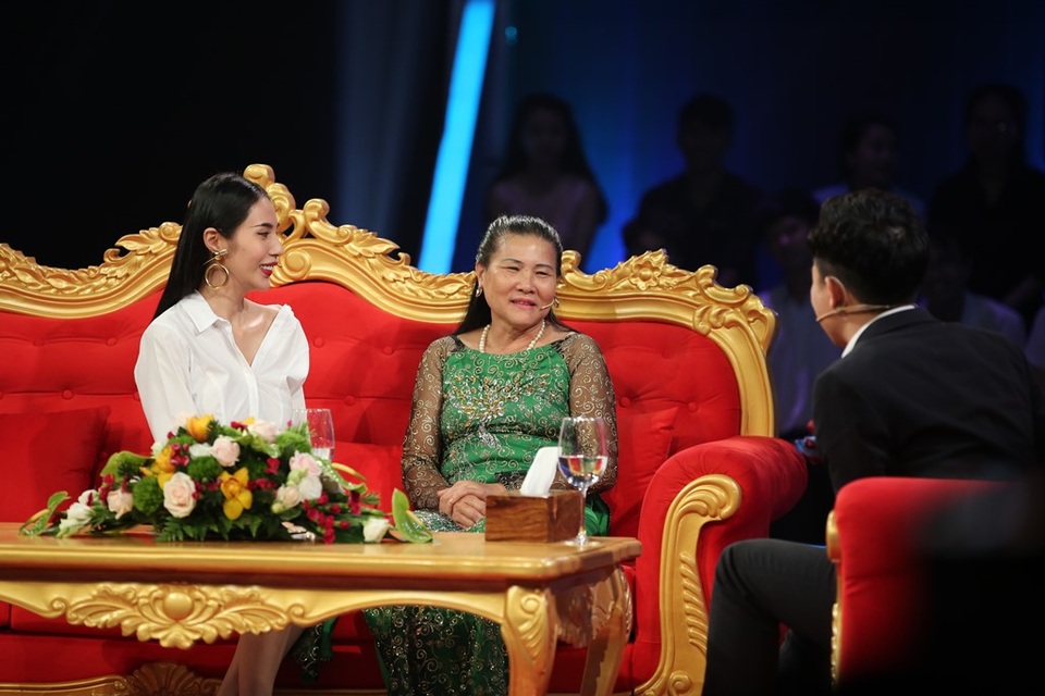 Thuỷ Tiên tiết lộ chuyện tình "sóng gió" với Công Vinh - 4 Có lần bà nghe Công Vinh dặn vợ phải dậy sớm phụ mẹ làm bếp, bà liền mắng: “Mày để cho nó ngủ để có sức đi diễn chứ. Chừng nào nó thức thì để mẹ lấy cơm cho nó ăn”.