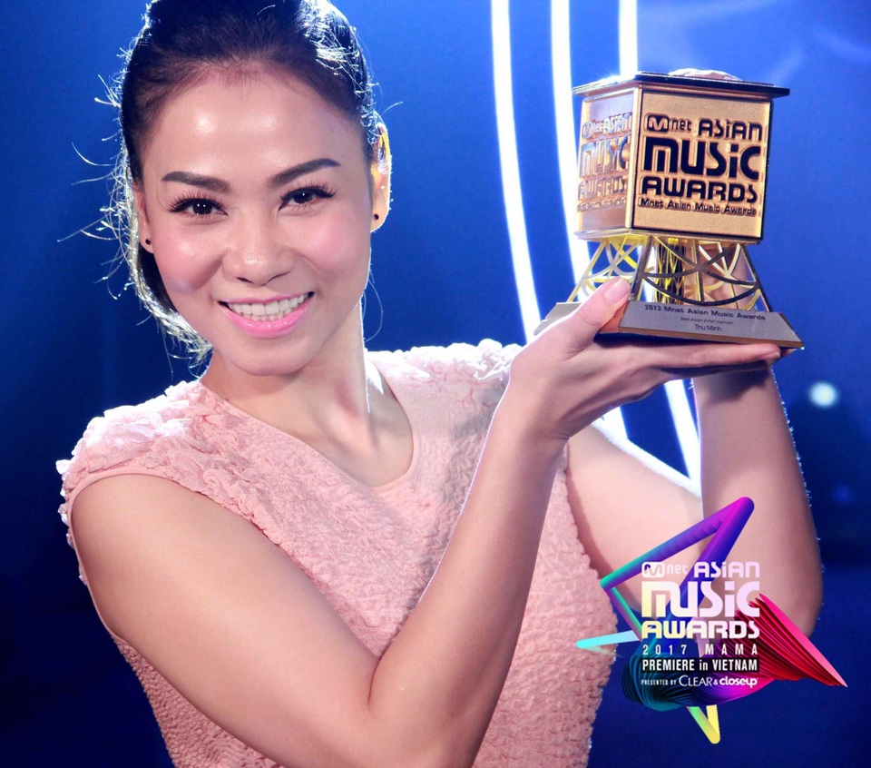 Thu Minh chính thức xác nhận trở thành host của Mama 2017 - 3 Cuối tháng 6 vừa qua, để kỉ niệm 25 năm hoạt động nghệ thuật, Thu Minh mang đến cho người hâm mộ một đêm liveshow - Phượng Hoàng Lửa cực kì hoành tráng cả về hình thức lẫn nội dung.