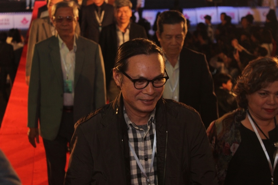 Đạo diễn Trần Lực xuất hiện trên thảm đỏ cùng với các đoàn làm phim