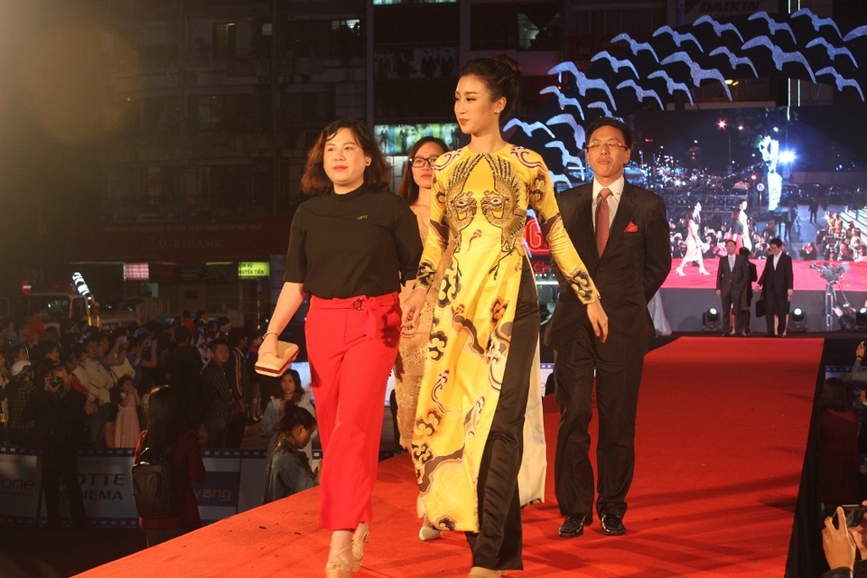 Hoa hậu Đỗ Mỹ Linh tươi tắn và vô cùng giản dị với tà áo dài