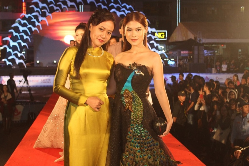 Nữ diễn viên Hồng Ánh đọ nhan sắc với diễn viên trẻ Ngọc Thanh Tâm, thời gian vừa qua Hồng Ánh gây ấn tượng với vai trò đạo diễn trong phim “Đảo của dân ngụ cư”.