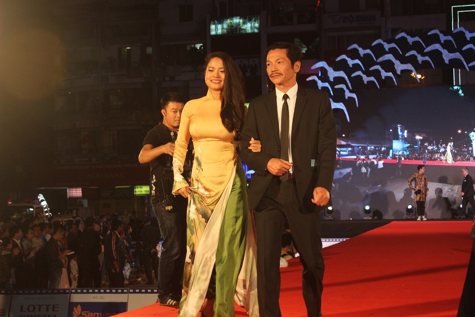 
NSƯT Trung Anh xuất hiện cùng với Thúy Hằng, tên tuổi của anh ngày càng được khẳng định hơn qua vai “Lương bổng” nổi tiếng trong phim “Người phán xử”.

 
