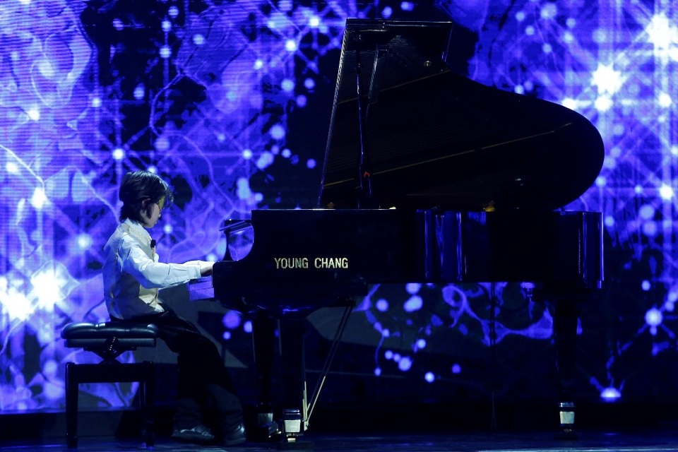 Cậu bé 8 tuổi khiến MC Lại Văn Sâm sửng sốt khi vừa bịt mắt vừa... đánh piano - 2 Ở phần trình diễn tài năng, Leo đã biểu diễn bản nhạc “Flight of the Bumblebee” trong trạng thái bịt mắt khiến cho khán giả thích thú.