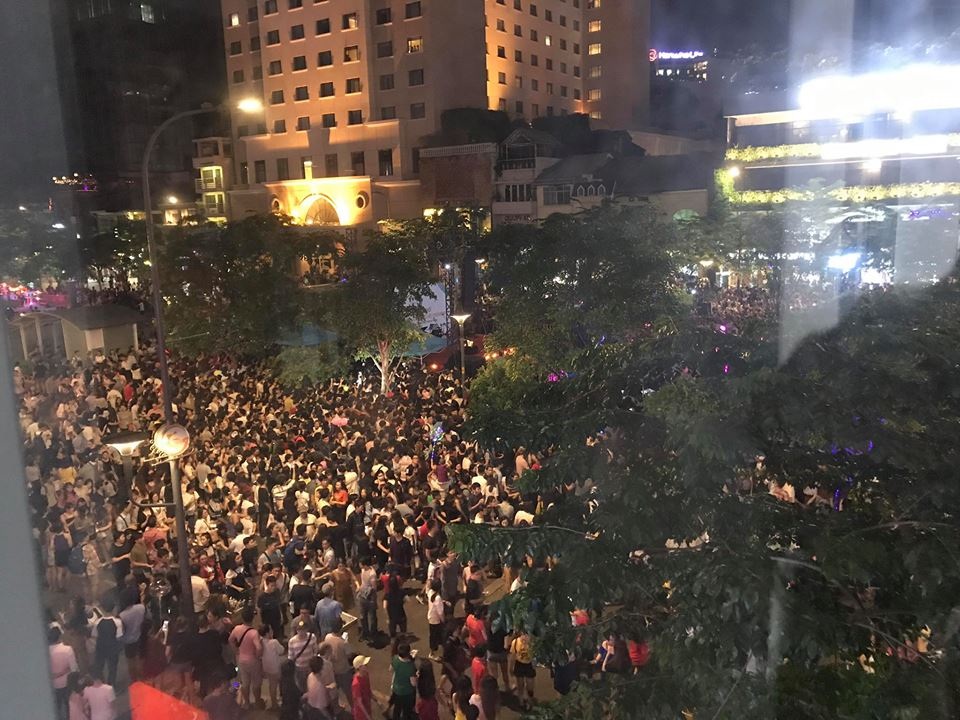 Mỹ Tâm khóc trước 10 ngàn khán giả trên phố đi bộ - 3 Hình ảnh hai bên đường Nguyễn Huệ bị người dân “chiếm đóng” khi phía trước sân khấu đã chật người.