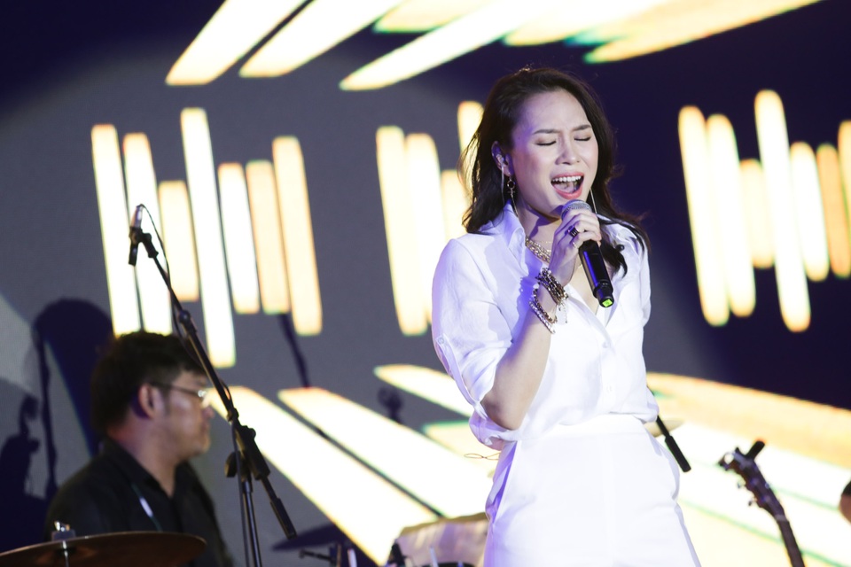 Mỹ Tâm khóc trước 10 ngàn khán giả trên phố đi bộ - 8 Mỹ Tâm thể hiện hàng loạt các ca khúc “hit” của mình như: “Đâu chỉ riêng em”, “Đừng hỏi em”...