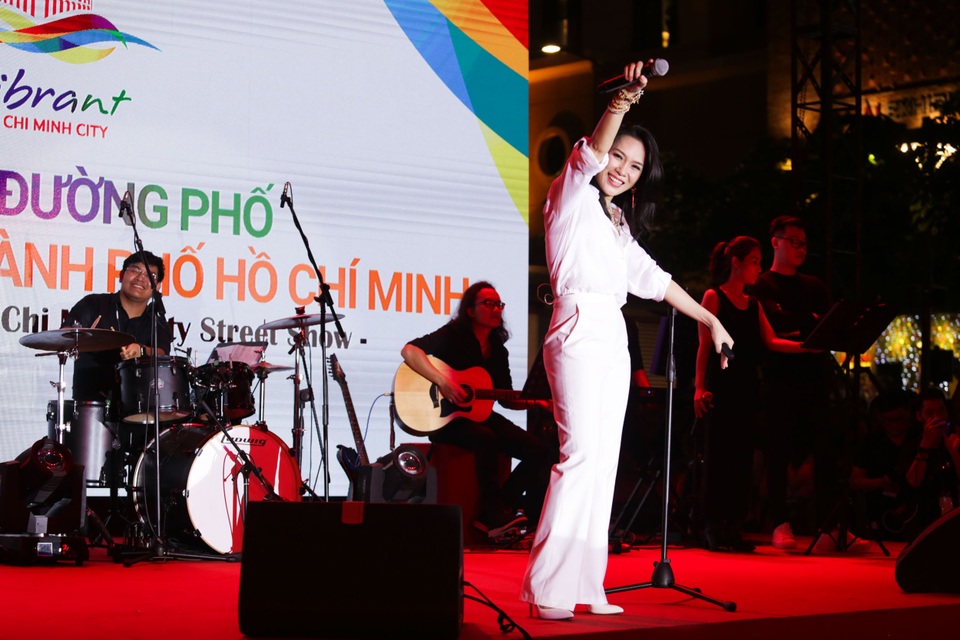 Mỹ Tâm khóc trước 10 ngàn khán giả trên phố đi bộ - 9 Hàng loạt những chia sẻ của cô xoay quanh những ca khúc chất chứa những tâm tư