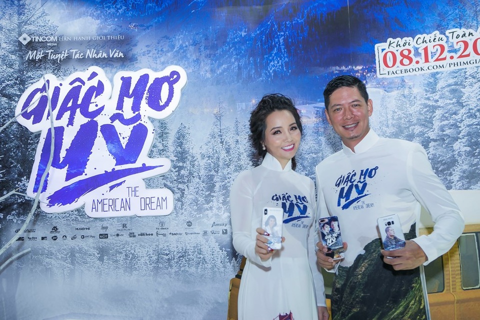 Bình Minh lần đầu xuất hiện sau scandal "ngoại tình" - 4 Dàn diễn viên chính của Giấc mơ Mỹ diện trang phục áo dài truyền thống được in hình hoạ tiết các địa danh nổi tiếng trên đất Mỹ với tông trắng chủ đạo.