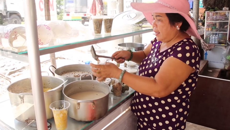 Chuyện chưa biết về cô bán chè "hạ gục" Trấn Thành - Trường Giang "ẵm" 100 triệu - 4 Đến nay, hàng chè của cô đã lên đến 7 món. Cô tâm sự những ngày mưa ế ẩm, chè không để được qua đêm nên cô thường tặng cho các anh, chị công nhân.