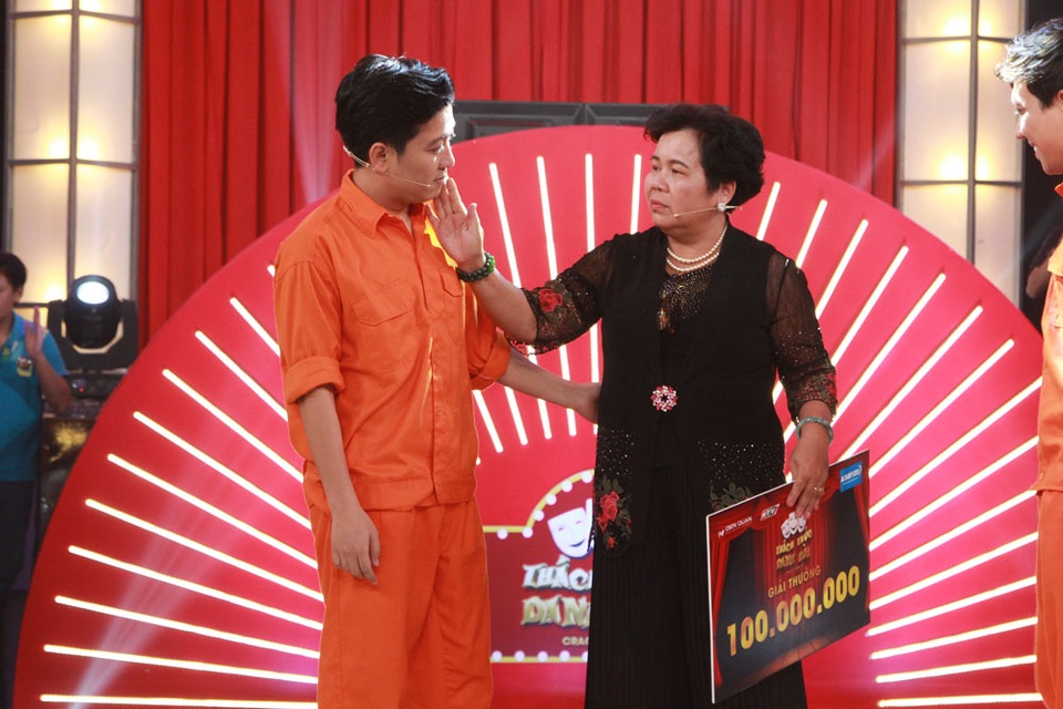 Chuyện chưa biết về cô bán chè "hạ gục" Trấn Thành - Trường Giang "ẵm" 100 triệu - 5 Theo cô, lý do Trường Giang ít cười vì đã quá quen với các kịch bản lối mòn, thiếu sáng tạo. Còn tình cảm đặc biệt dành cho Tiến Luật và Thu Trang nên thường xuyên xem hài của cặp đôi này về đề tài gia đình. Còn việc lơ đẹp lời Trấn Thành là do cô quá mừng khi Tiến Luật đứng gần cô quá nên đôi lần vô ý làm nam giám khảo “đơ .