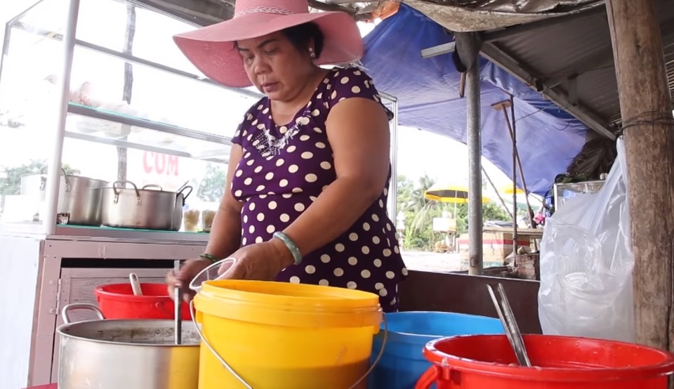 Chuyện chưa biết về cô bán chè "hạ gục" Trấn Thành - Trường Giang "ẵm" 100 triệu - 6 Cô còn tâm sự: “Giờ đây tiền bạc không còn quan trọng trong cuộc sống, thay vào đó là cái đầu phải luôn lạc quan, yêu đời, tích cực trước mọi hoàn cảnh. Bởi vì theo tôi, dù có tiền cũng chưa chắc đã làm được những việc đó”.