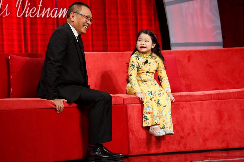 Trong câu chuyện của bé Khả Ngân có nhắc đến một món khoái khẩu của mình đó chính là “phèo” với tên gọi khác là “phá lấu” nhưng MC Lại Văn Sâm đã không hiểu vì đây là món ăn có tên miền Nam. Sau một hồi giải thích “phèo là phá lấu” và ngược lại thì anh lúng túng vì vẫn chưa hiểu đành phải “lái” sang chuyện khác khiến khán giả phì cười.