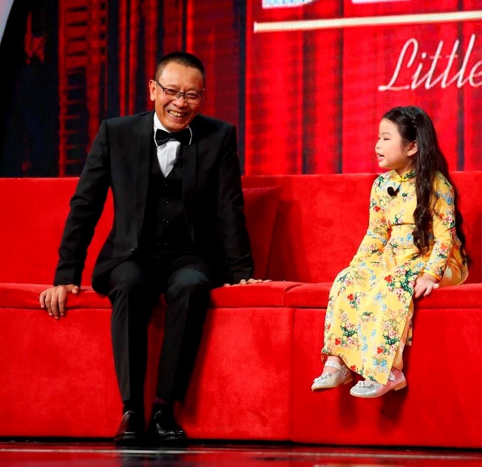 Trước sự “hoang mang” của MC Lại Văn Sâm cô bé Khả Ngân liền mở đường cho anh bằng câu nói: “Thôi cái gì khó quá thì mình bỏ qua đi ạ” khiến anh vui mừng chuyển sang câu hỏi khác.