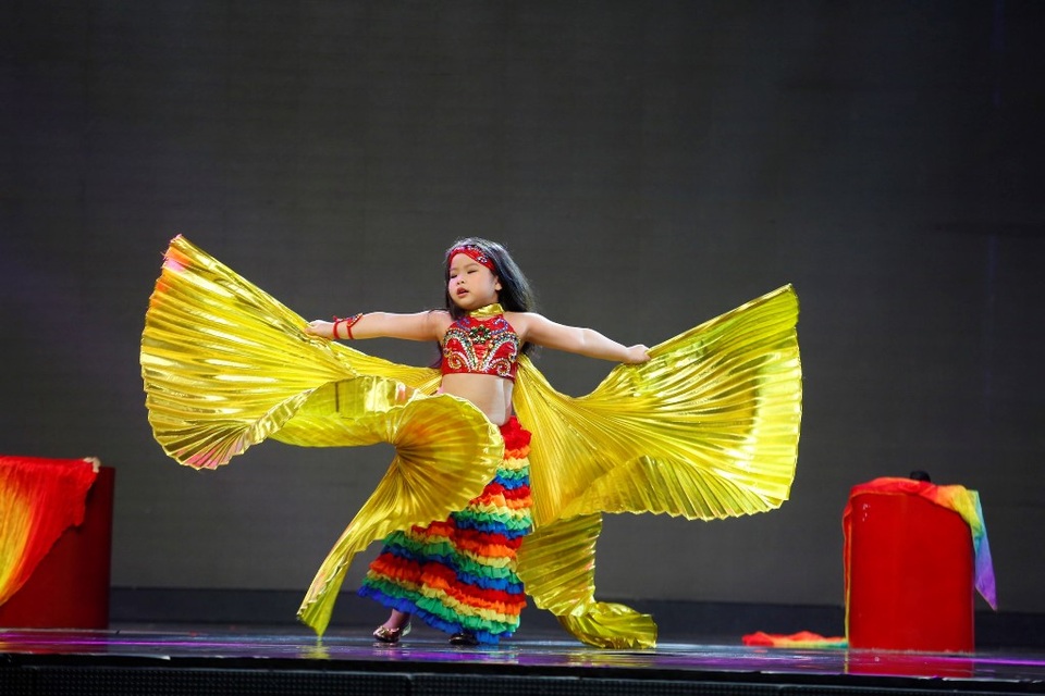 Những điệu múa bụng sôi động và lôi cuốn của Khả Ngân, trên sân khấu em còn tỏ ra vô cùng tự tin và thoải mái.