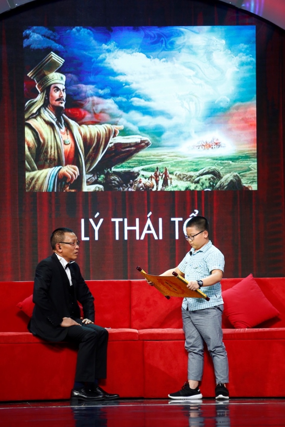 Phong thái đỉnh đạc và uy nghiêm của Gia Khiêm khi nhắc lại những trang vàng lịch sử của dân tộc.