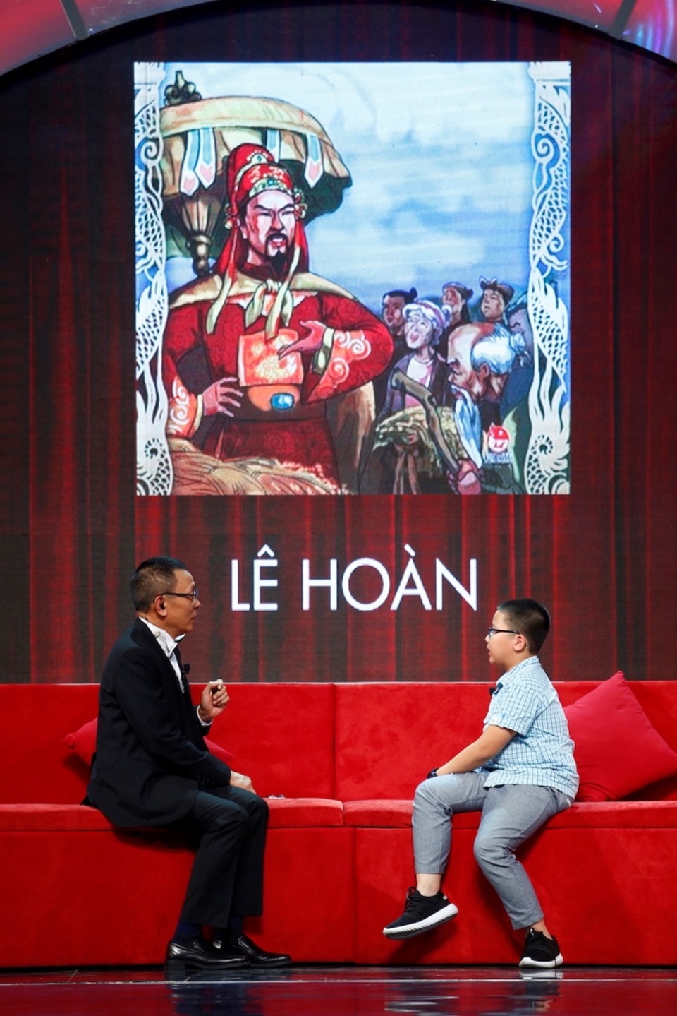 Hiểu được niềm đam mê và mong muốn giúp em phát triển khả năng đặc biệt của mình, bố mẹ đã mua cho em rất nhiều sách lịch sử để “nghiên cứu”.