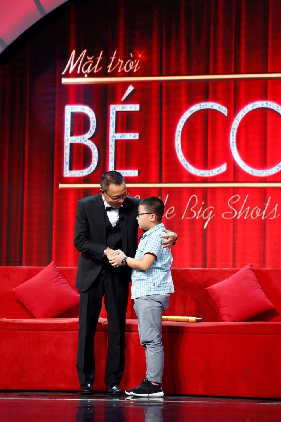 Chứng kiến sự xuất sắc của Gia Khiêm, MC Lại Văn Sâm phải công nhận rằng:“Cháu đã biến những kiến thức lịch sử khô khan trở thành rất hấp dẫn”.