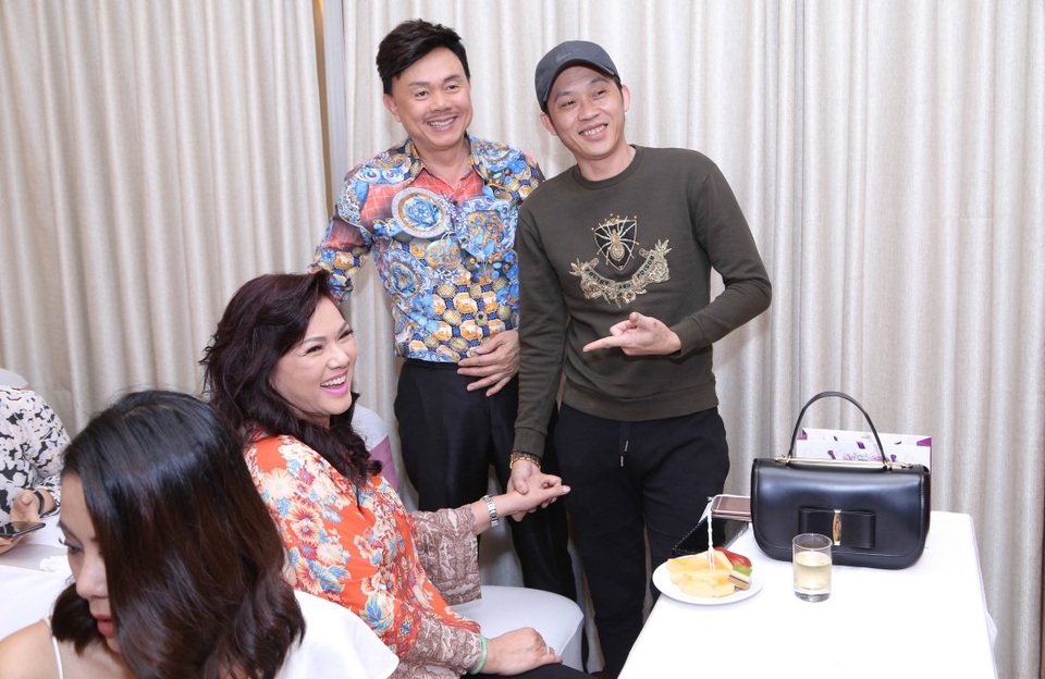 Sự xuất hiện của bà xã Chí Tài khiến tất cả mọi người, đặc biệt là danh hài Hoài Linh bất ngờ bởi ngay vừa khi nhìn thấy cô, anh đã chạy thật nhanh lại để ôm chầm lấy.