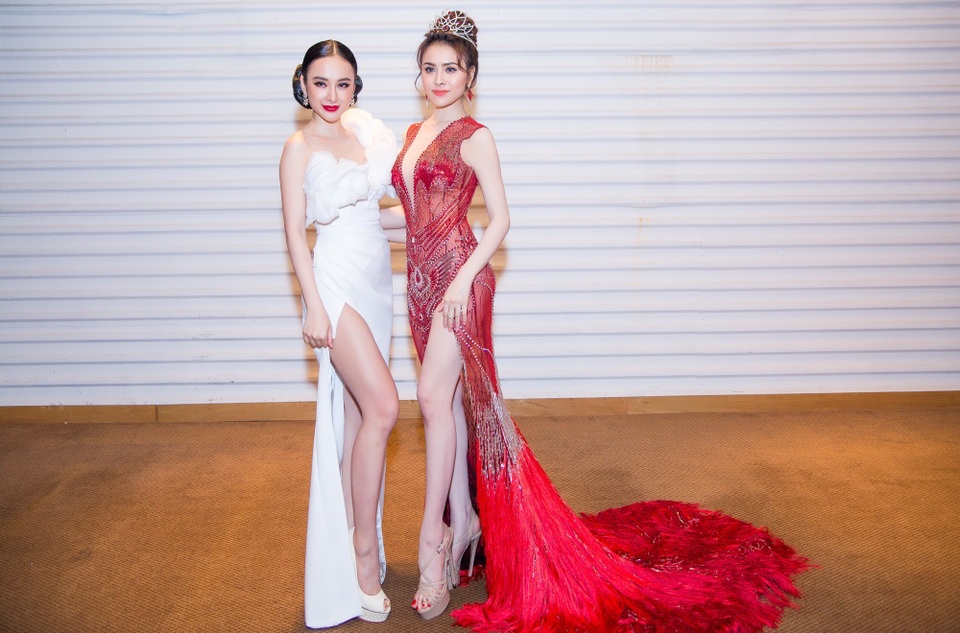 Angela Phương Trinh tránh né khi “chạm mặt” tình cũ Chiêm Quốc Thái - 4
Cô cùng Hoa hậu Thư Dung đọ dáng với hai bộ váy được thiết kế khá “táo bạo” khoe thân hình chuẩn. Điều đặc biệt mỗi khi Angela Phương Trinh xuất hiện ở các chương trình là khả năng “càn quét” thảm đỏ của cô khiến nhiều người “e dè”.