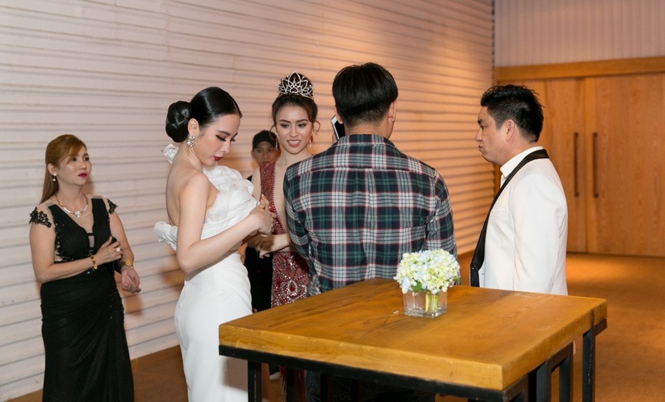 Angela Phương Trinh tránh né khi “chạm mặt” tình cũ Chiêm Quốc Thái - 1
Ngay sau khi Angela Phương Trinh chụp hình kỉ niệm với Thư Dung xong thì Chiêm Quốc Thái liền tiến vào đứng chờ để chụp hình cùng cô nhưng trợ lý của cô đã ngăn lại với lý do trang phục của nữ diễn viên bị hở nên không thể chụp hình được. Và khoảng cách của cả hai luôn có trợ lý đứng phía trước.