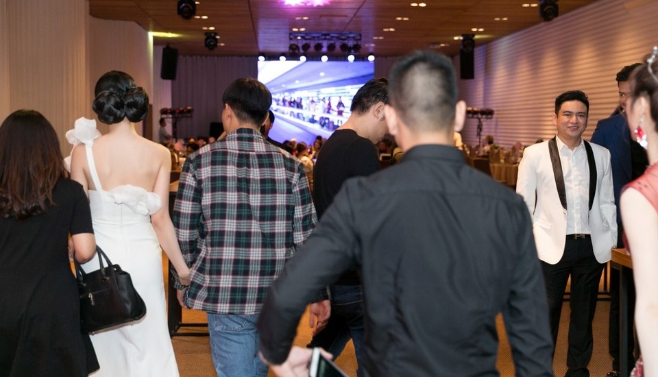 Angela Phương Trinh tránh né khi “chạm mặt” tình cũ Chiêm Quốc Thái - 2 Ngay sau đó Angela Phương Trinh cùng với trợ lý đi ra phía khác và một lúc sau thì ra về.