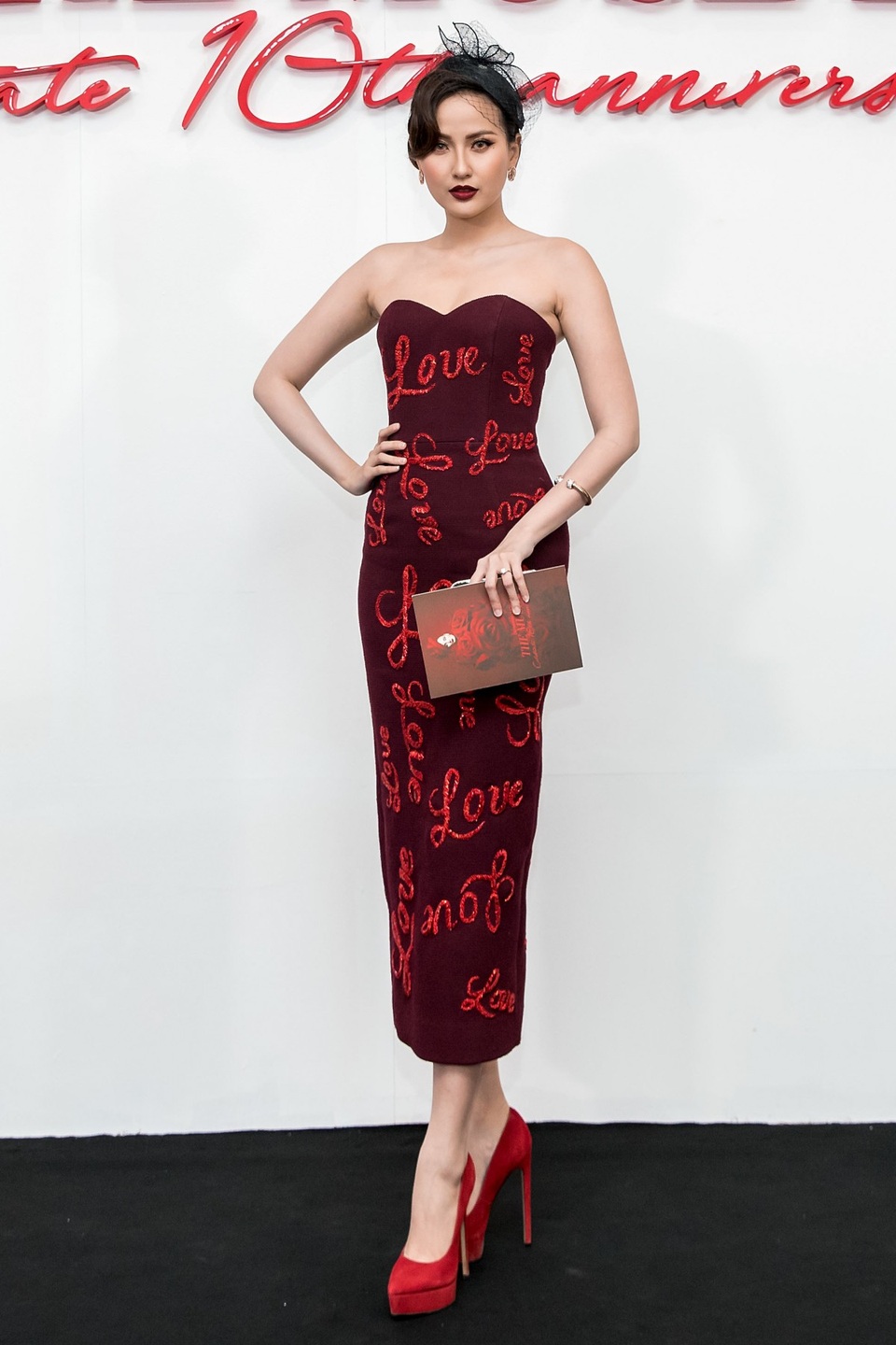 Angela Phương Trinh mặc đẹp nhất tuần; Á hậu Tú Anh hoá “thảm hoạ” thời trang - 4 Khánh Ngân cực kì quyến rũ với thiết kế váy quay ôm sát màu đỏ sẫm nồng nàn, được in nhũ từ “Love” ngang dọc lạ mắt. Người đẹp cũng kết hợp với nón lưới nhưng lối trang điểm sắc sảo và đậm nét hơn.