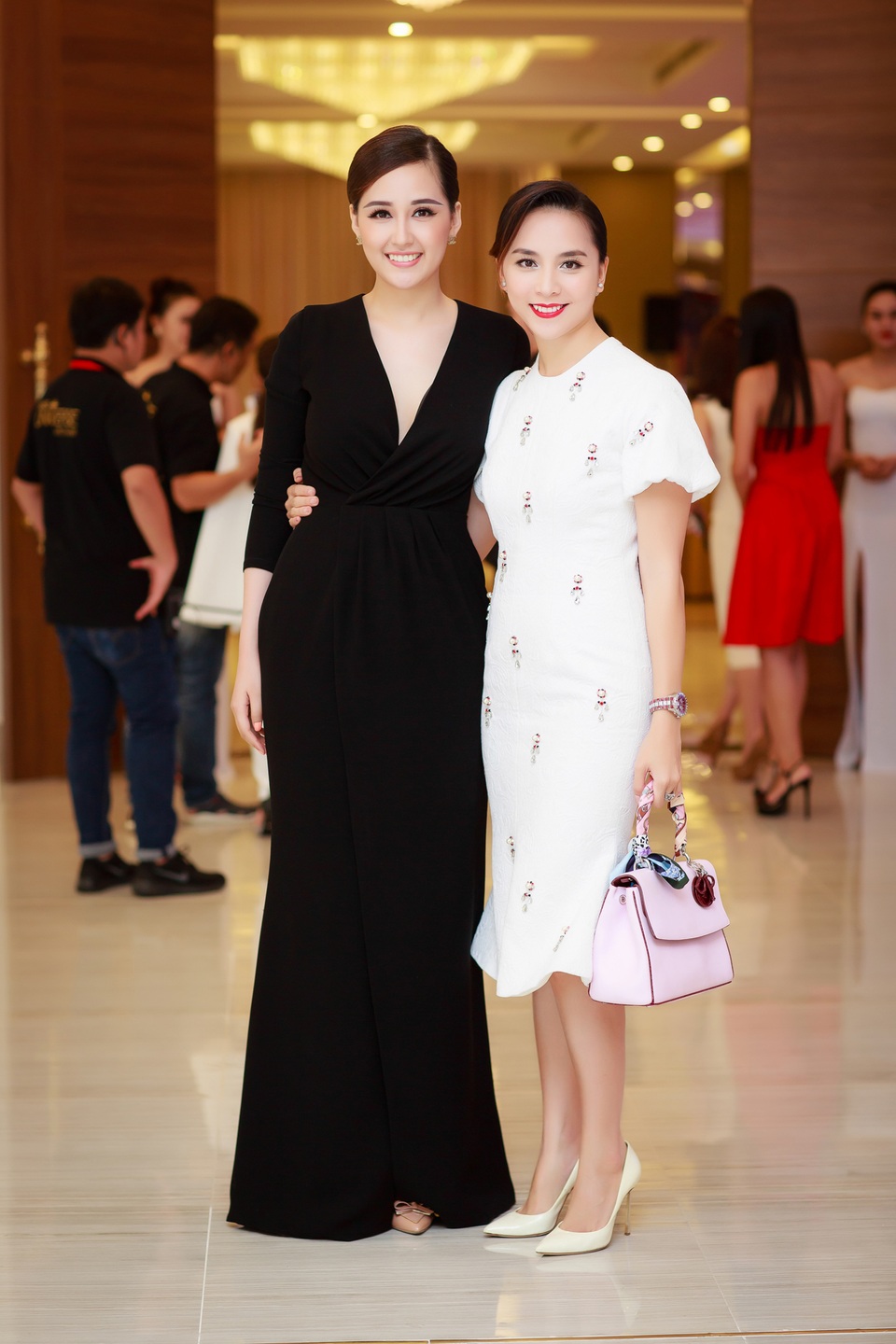 Lần đầu tiên Á hậu Hoa hậu Hoàn vũ được sở hữu vương miện - 2 Lần đầu tiên Á hậu Hoa hậu Hoàn vũ được sở hữu vương miện - 2