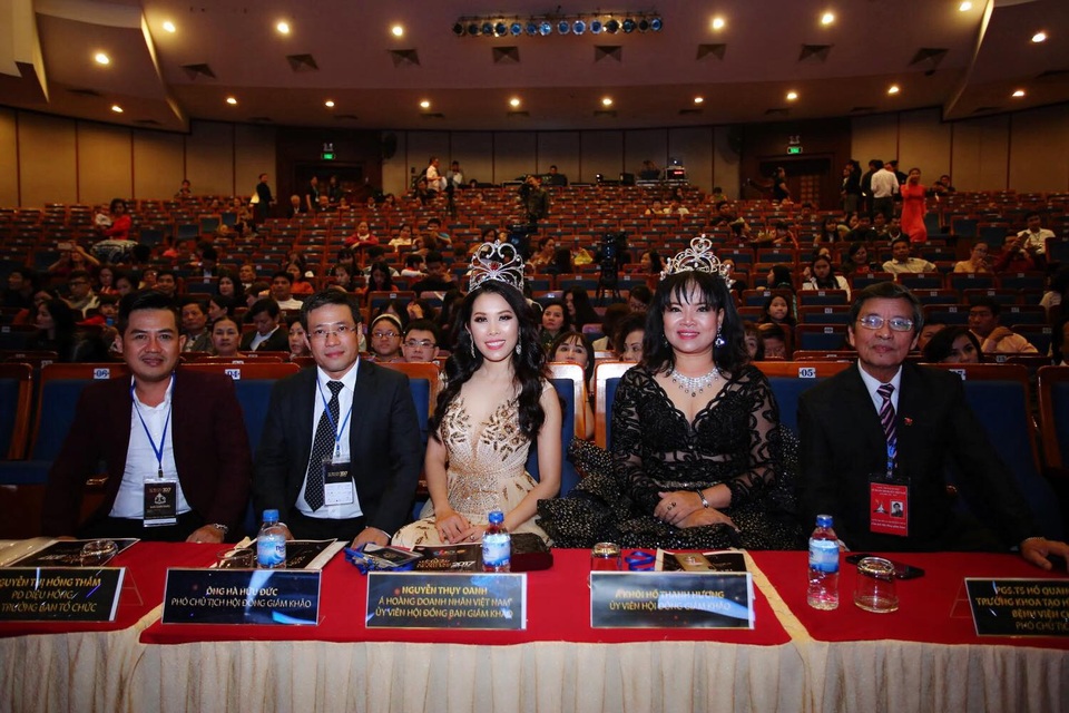 Á hoàng Doanh nhân Việt Nam Nguyễn Thuỵ Oanh làm giám khảo Chung kết Nữ hoàng trang sức Việt Nam - 3 Á hoàng 1 Nguyễn Thụy Oanh (giữa) với khuôn mặt quý phái xuất hiện xinh đẹp trên chiếc ghế BGK vào đêm chung kết cuộc thi Nữ hoàng trang sức cùng hội đồng giám khảo.