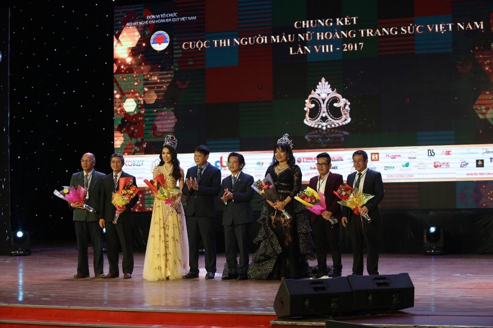 Á hoàng Doanh nhân Việt Nam Nguyễn Thuỵ Oanh làm giám khảo Chung kết Nữ hoàng trang sức Việt Nam - 4 Hội đồng Ban giám khảo nhận hoa của BTC cuộc thi
