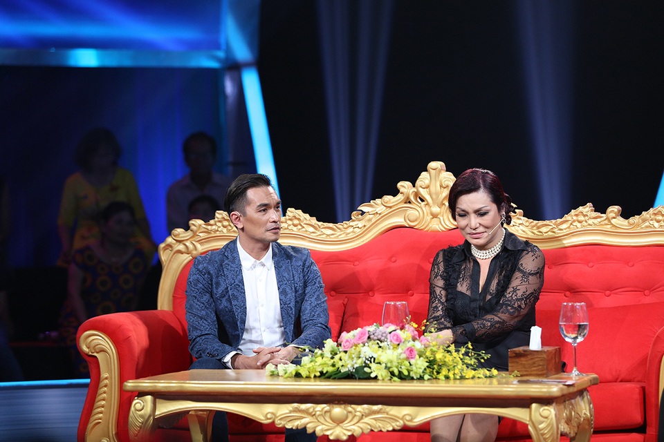 Cindy Thái Tài: “17 năm chuyển giới tôi không “héo hon” như người ta đồn thổi” - 2 Với Đức Hải, chuyện hai người đàn ông khen nhau về nhan sắc lúc ấy là điều không bình thường. Tuy nhiên, Cindy Thái Tài chỉ muốn gần gũi, mài giũa Đức Hải để anh trở nên chuyên nghiệp hơn trong công việc.