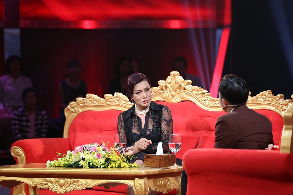 Cindy Thái Tài: “17 năm chuyển giới tôi không “héo hon” như người ta đồn thổi” - 4 Thay vì sung sướng, Cindy Thái Tài cảm thấy bất an khi mang trong mình 2 thân phận. Cô đã nói thẳng cho người yêu biết: “Em là người chuyển giới”.