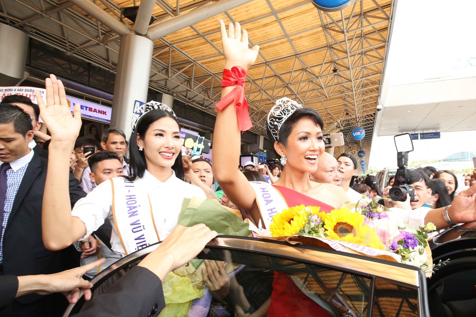 Top 3 Hoa hậu Hoàn Vũ xuất hiện khiến sân bay "náo loạn" - 10 Cận cảnh khuôn mặt của Hoa hậu H’Hen Niê và Á hậu 1 Hoàng Thị Thùy