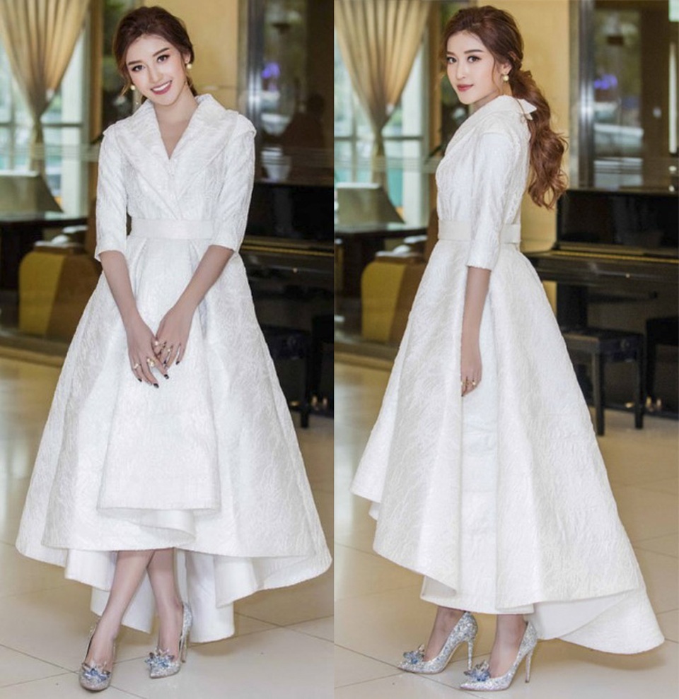 Huyền My, Tóc Tiên mặc đẹp nhất tuần; Miu Lê mất dáng vì tăng cân - 1 Huyền My diện đầm low-high nền nã, kết hợp cùng hoa tai và giày đính đá mũi nhọn cực kì sang trọng. Tuy nhiên, bộ cánh có chất liệu hơi cứng, nếu cứ “tăng tiến” sa đà vào những bộ cánh nặng nề hơn, Huyền My rất có thể sẽ lại vấp vào “vết xe đổ” của Á hậu Tú Anh.