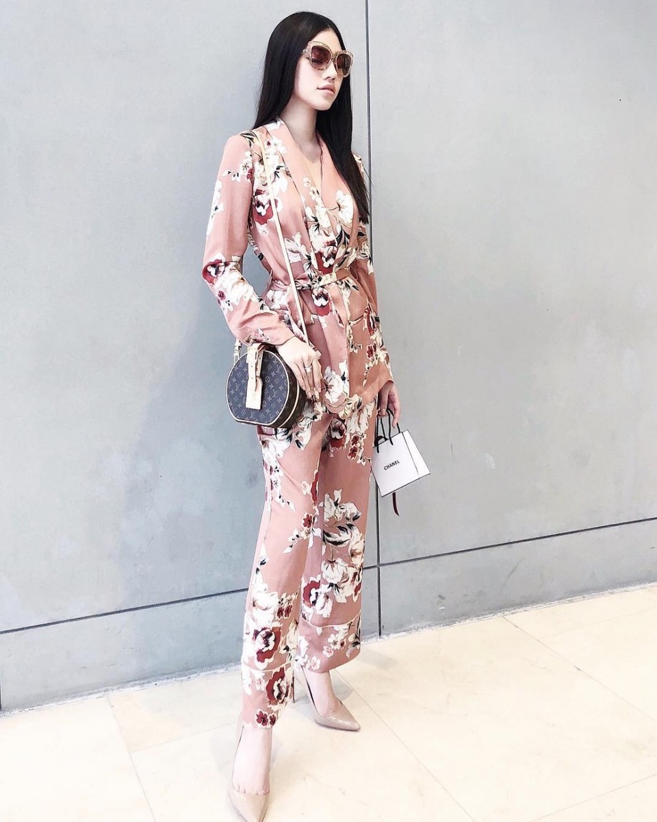 Huyền My, Tóc Tiên mặc đẹp nhất tuần; Miu Lê mất dáng vì tăng cân - 3
Jolie Nguyễn hớp hồn người đối diện bằng thần thái sang chảnh, có phần tiểu thư của mình. Người đẹp “Hội con nhà giàu” kết hợp bộ cánh màu hồng nude với kính mắt và túi xách hàng hiệu, làm tóc suông thẳng đậm nét Á đông.