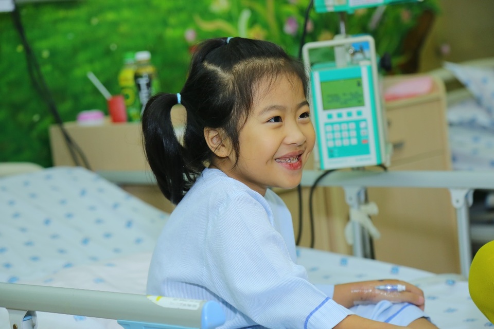 Nụ cười rạng rỡ của bé gái thứ 6000 trong chiến dịch “Nhịp tim Việt Nam” - 2 Bệnh của em khá phức tạp nên các bác sĩ chỉ định bé cần được phẫu thuật gấp để tránh nguy hiểm đến tính mạng. Vào năm 2016, cô bé đã trải qua ca phẫu thuật đầu tiên và đến năm 2017 là ca phẫu thuật thứ hai để chữa lành hoàn toàn chứng bệnh tim bẩm sinh.