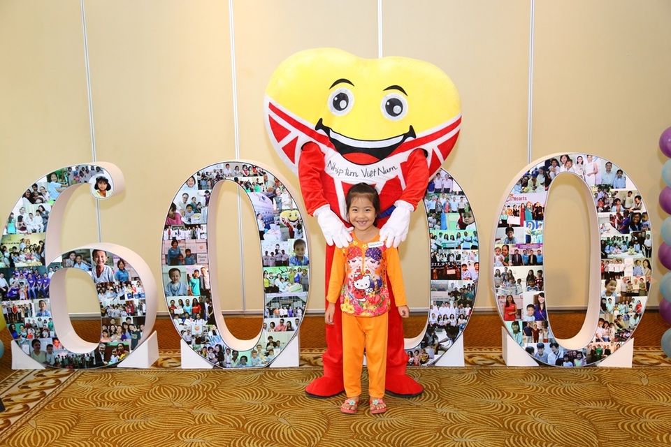 Nụ cười rạng rỡ của bé gái thứ 6000 trong chiến dịch “Nhịp tim Việt Nam” - 3 Nụ cười rạng rỡ của em khi cơ thể đã hoàn toàn hồi phục, cô bé vui vẻ chia sẻ bản thân có thể chơi đùa cùng bạn bè và tiếp tục đến trường sau một thời gian chữa trị.