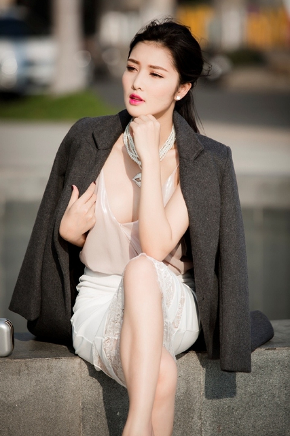 Những nhan sắc người dân tộc nổi bật nhất showbiz Việt - 3 Tuy nhiên Triệu Thị Hà vẫn không thể từ bỏ danh hiệu bởi vì công văn của đơn vị tổ chức cuộc thi ngày 10/6/2014 về sự việc của Hoa hậuTriệu Thị Hà đã ghi rõ: “Căn cứ vào các quy định hiện hành, chưa có quy định về việc thu hồi vương miện hoa hậu”.