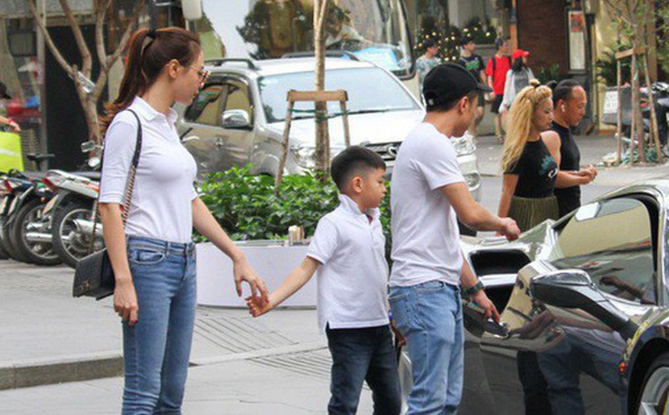 Những nhan sắc người dân tộc nổi bật nhất showbiz Việt - 11 Những hình ảnh “hiếm hoi” của cả hai khi bị mọi người chụp lại.