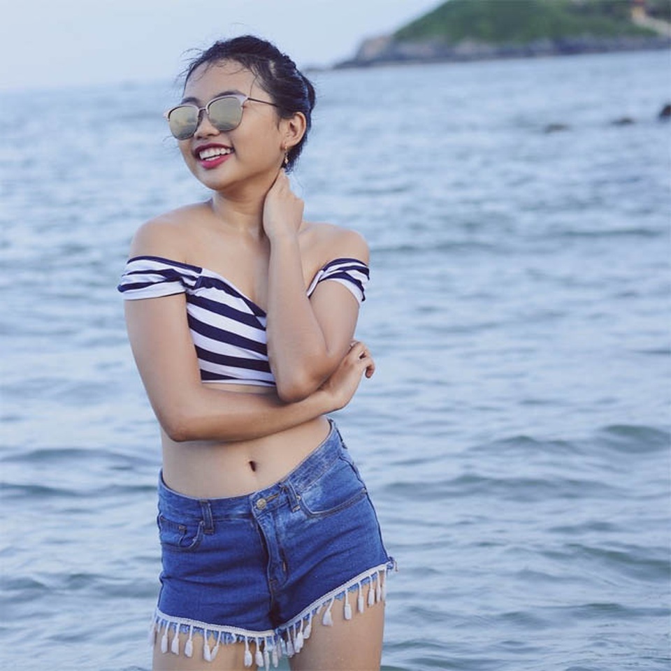 Những sao nhí “dậy thì” khiến người hâm mộ “quay lưng” - 8 Một thời gian sau, Phương Mỹ Chi lại tiếp tục “gây bão” với những tấm hình diện đồ sexy đi biển của mình. Chị Bảy đeo kính cận, mộc mạc với bộ quần áo bà ba ngày nào gần như lột xác hoàn toàn trở thành cô bé có phong cách thời trang sành điệu.