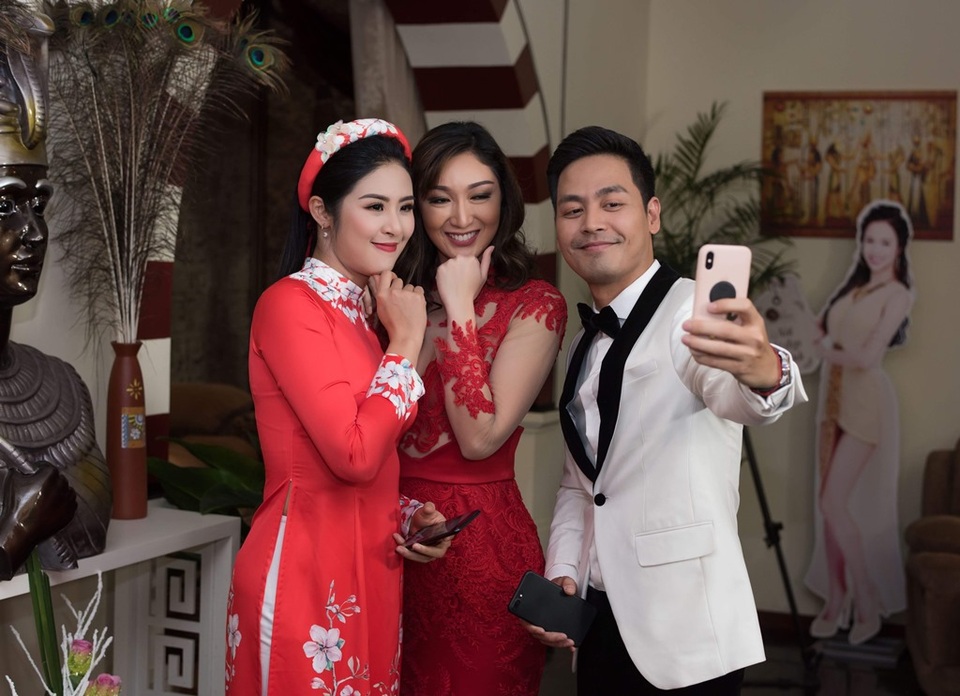 Đặc biệt, là sự xuất hiện của Hoa hậu Ngọc Hân, cô cho biết dù rất bận rộn với những dự án cuối năm nhưng cô đã “tạm gác” để có thể gặp gỡ Hoa hậu Trái đất Karen Ibasco.