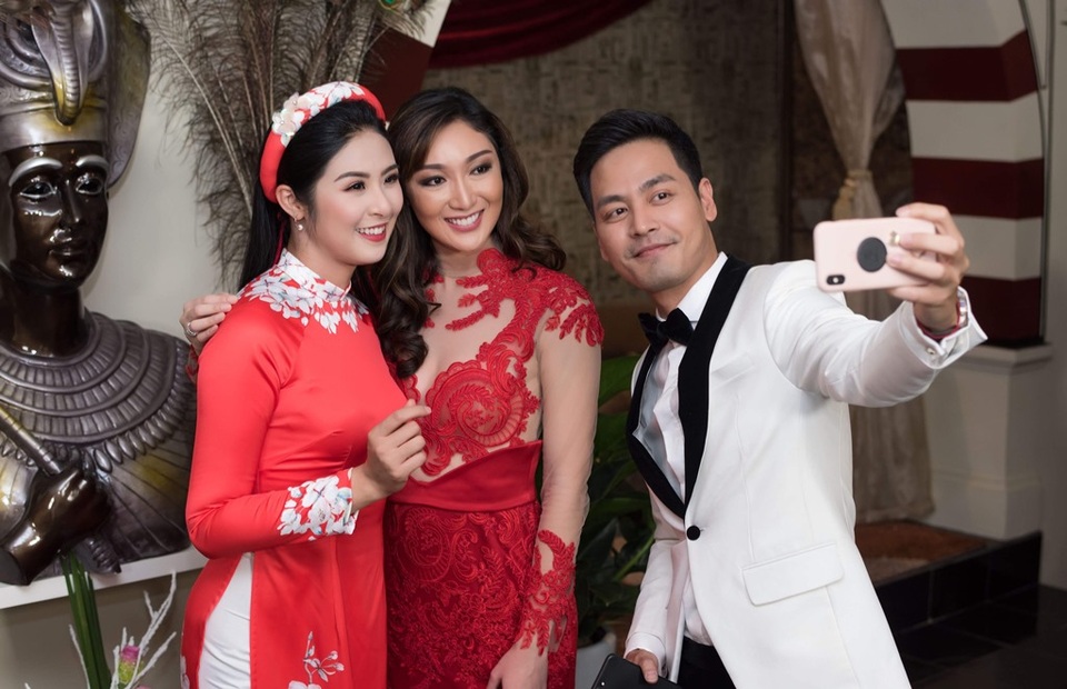 Hoa hậu Việt Nam Ngọc Hân đọ sắc với Hoa hậu Trái đất Karen Ibasco, có khá nhiều ý kiến cho rằng Ngọc Hân sở hữu nhan sắc xinh đẹp có phần “nhỉnh” hơn so với Karen Ibasco.