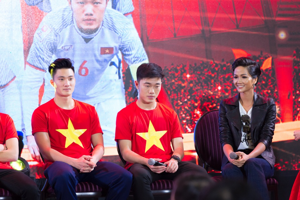 Hoa hậu H’hen Niê "cười tít mắt" khi được gặp gỡ U23 Việt Nam - 5 Thông qua chương trình, cô cũng luôn mong muốn công chúng sẽ luôn ủng hộ đội tuyển cho dù khoảng thời gian phía trước còn rất nhiều gian nan.