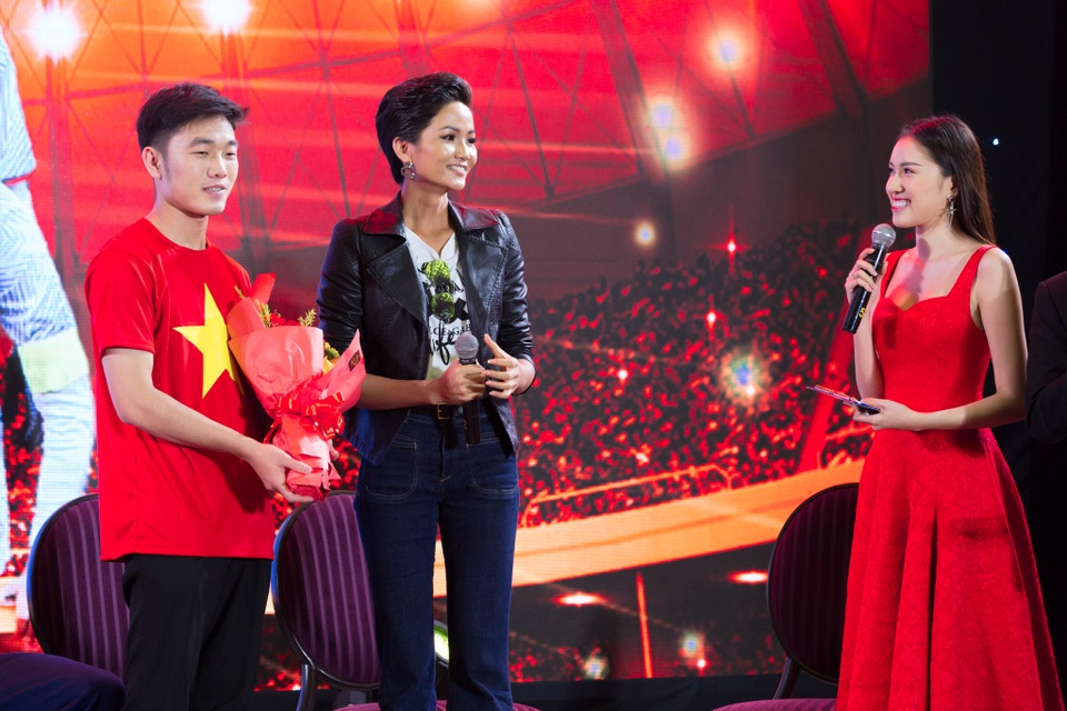 Hoa hậu H’hen Niê "cười tít mắt" khi được gặp gỡ U23 Việt Nam - 8 Dường như nụ cười luôn xuất hiện trên môi của tân Hoa hậu Hoàn vũ khi được gặp chính thần tượng của mình.