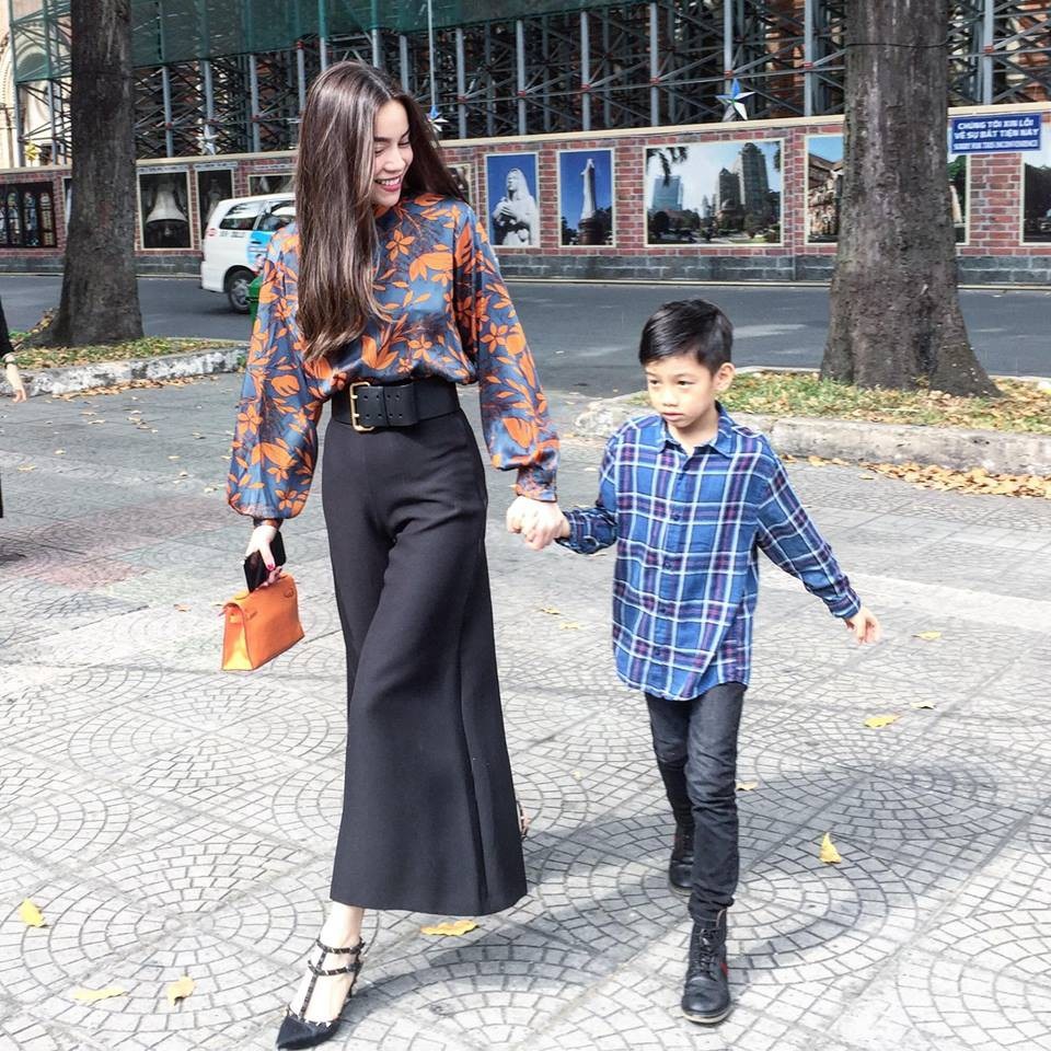 Hà Hồ, Thanh Hằng mặc đẹp nhất tuần; Hoa hậu H’Hen Niê lọt top sao mặc xấu - 2 Bạn thân của Thanh Hằng – Hà Hồ lại vô cùng nữ tính trong những ngày đầu năm. Bà mẹ một con diện áo hoa nền nã, kết hợp cùng túi xách đồng màu, quần âu ống rộng và đặc biệt là thắt lưng to bản hết sức hài hoà.