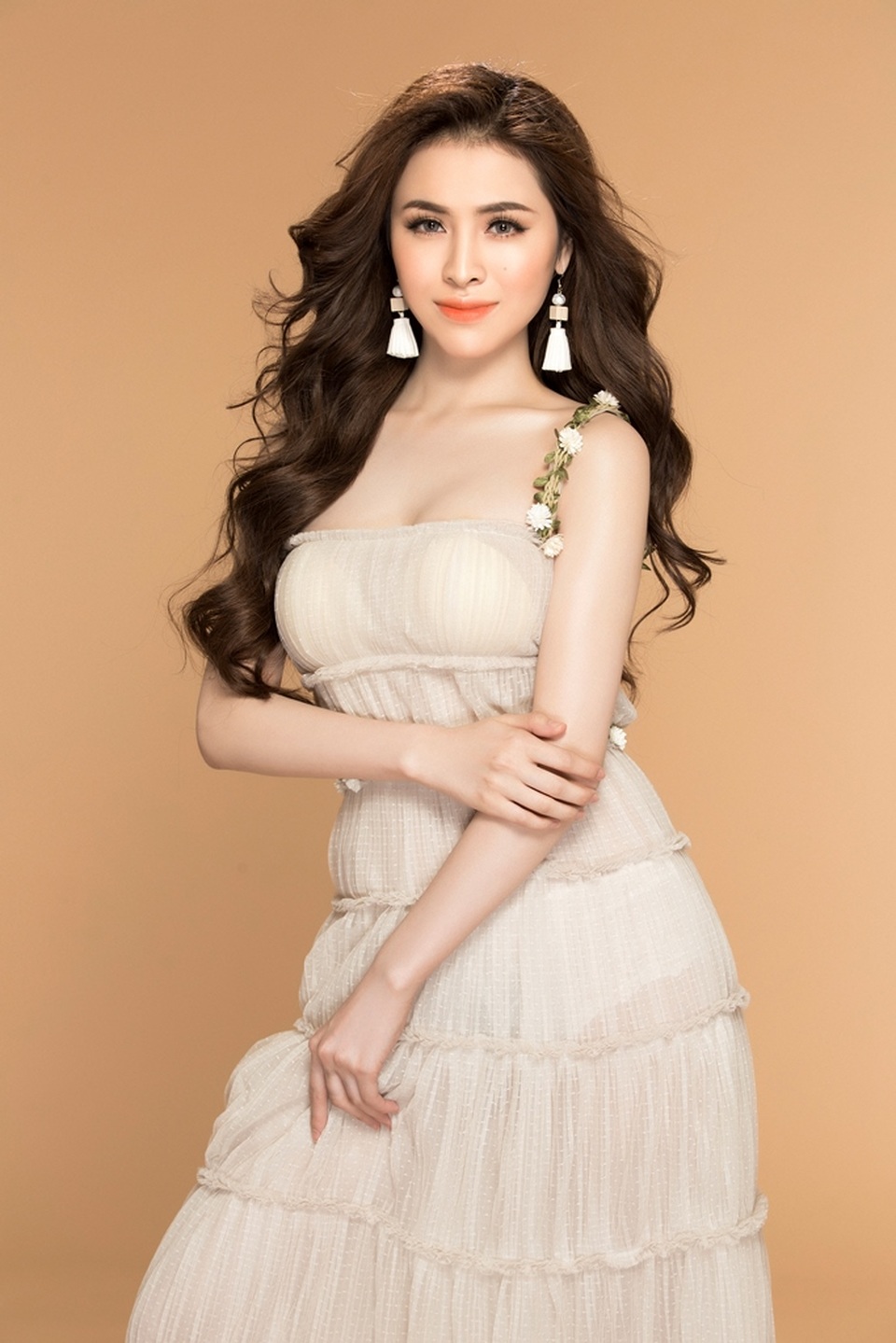 Mỹ nhân siêu vòng 3 Thư Dung “khai xuân” khoe vòng 1 nóng bỏng - 8 Người đẹp trở nên nhẹ nhàng khi diện thiết kế váy maxi cực nữ tính với phần thân váy bèo nhún.