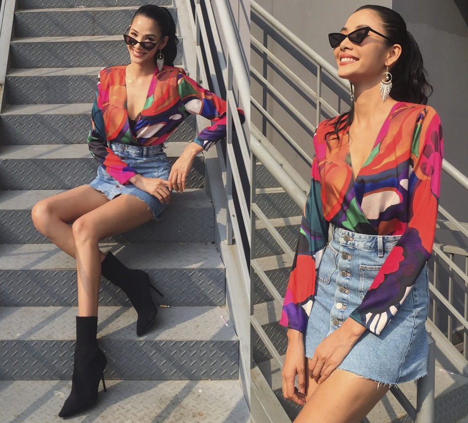 Xuất hiện sau "bão" scandal, Nhã Phương vào top mặc đẹp nhất tuần - 3 Hoàng Thùy cá tính nhưng vẫn rất “hoa hậu” trong bộ ảnh mới. Á hậu Hoàn vũ 2017 khoe streetstyle nóng bỏng khi kết hợp áo họa tiết cổ chữ V sâu hút, váy jeans cạp cao, boot lửng và kính mắt mèo hợp mốt.