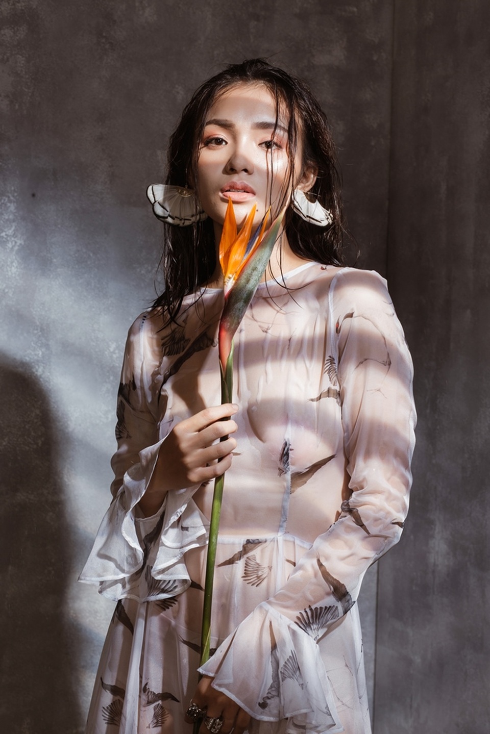 Ngay sau khi kết hôn cô bị cuốn vào guồng quay của người phụ nữ là sinh con và chăm sóc gia đình. Hiện tại, Nhật Hạ đã có một cô con gái đang yêu gần 2 tuổi.