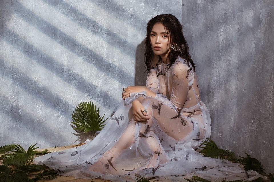 “Bà mẹ một con” vẫn giữ được nét thanh xuân trên gương mặt và thân hình thon thả, quyến rũ. Đây là lần đầu tiên cô “dám” thử sức với phong cách táo bạo, khoe đường cong cơ thể.