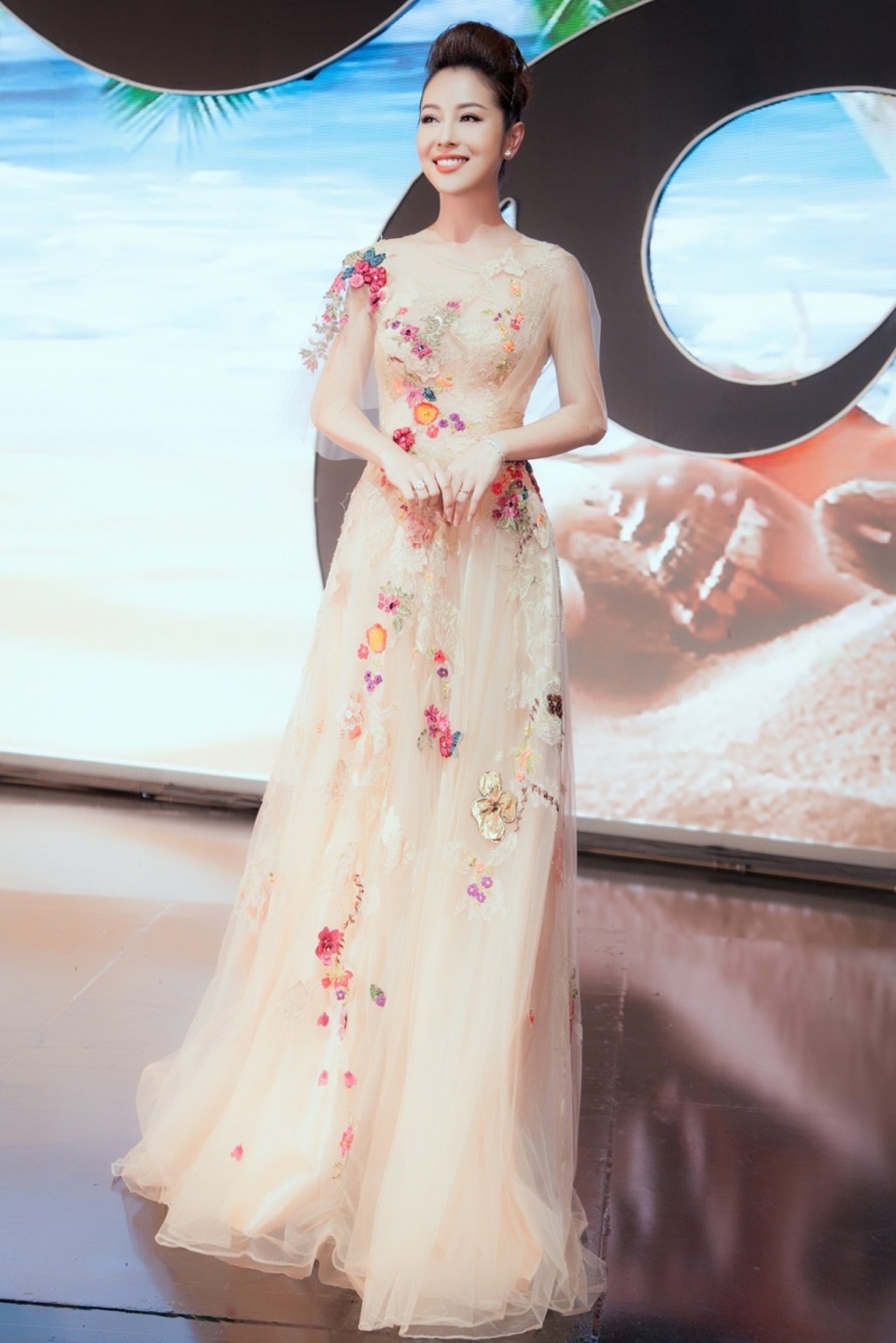 Hương Giang mặc đẹp nhất tuần, Vân Hugo diện mốt lộ nội y phản cảm - 6 Jennifer Phạm diện váy voan màu nude nền nã, được thêu tay những họa tiết thiên nhiên cực kì tinh tế. Người đẹp bới tóc cao gọn gàng, khoe được phần cổ thon dài và đường nét phúc hậu trên gương mặt.